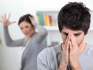 Vợ lúc nào cũng hậm hực vì tôi không kiếm được nhiều tiền