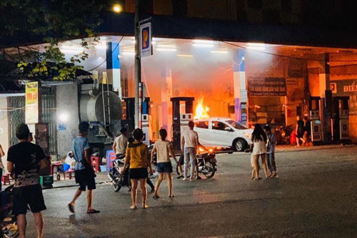 Lùi trúng cột bơm xăng, xe ô tô bốc cháy dữ dội