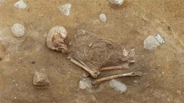 Bộ xương “ngồi xổm” bí ẩn 4.000 năm tuổi ở Đức - 1