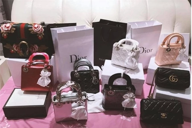 Nhờ làm việc chăm chỉ, Midu dư dả về tài chính. Cô thoải mái mua sắm những món hàng hiệu yêu thích. Trong ảnh là bộ sưu tập túi đắt tiền của các thương hiệu lớn: Dior, Gucci, Chanel...