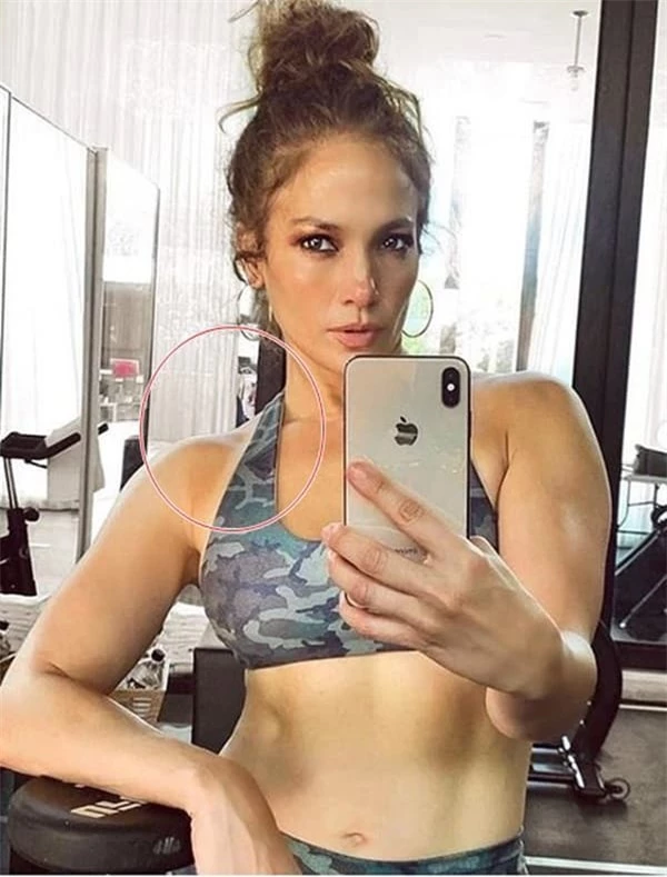 Jennifer Lopez khoe ảnh body, nhưng điều khiến fan hoảng sợ là người đàn ông bí ẩn sau lưng 0