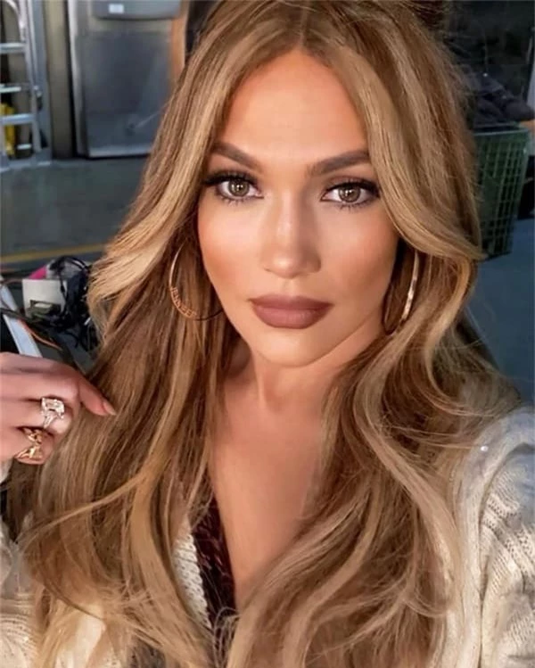 Jennifer Lopez khoe ảnh body, nhưng điều khiến fan hoảng sợ là người đàn ông bí ẩn sau lưng 3