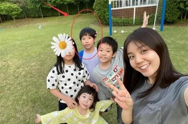 Khoảnh khắc cặp song sinh nhà Lee Young Ae vui chơi ở vườn nhà được hé lộ, ai cũng bất ngờ về diện mạo 1