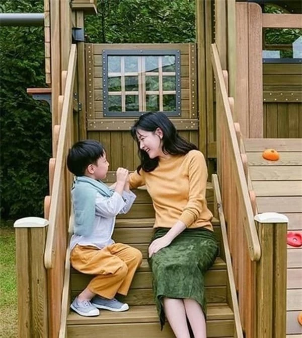Khoảnh khắc cặp song sinh nhà Lee Young Ae vui chơi ở vườn nhà được hé lộ, ai cũng bất ngờ về diện mạo 2