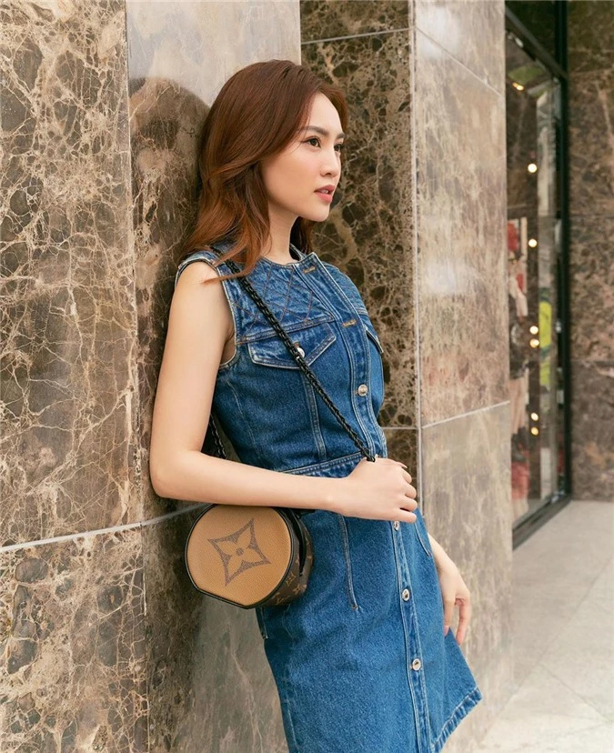 Minh Hằng và Lan Ngọc đều hack tuổi thần sầu nhờ váy denim, muốn mặc đẹp như họ nhưng không &quot;cưa sừng làm nghé&quot; thì bạn hãy nhớ vài tips - Ảnh 1.