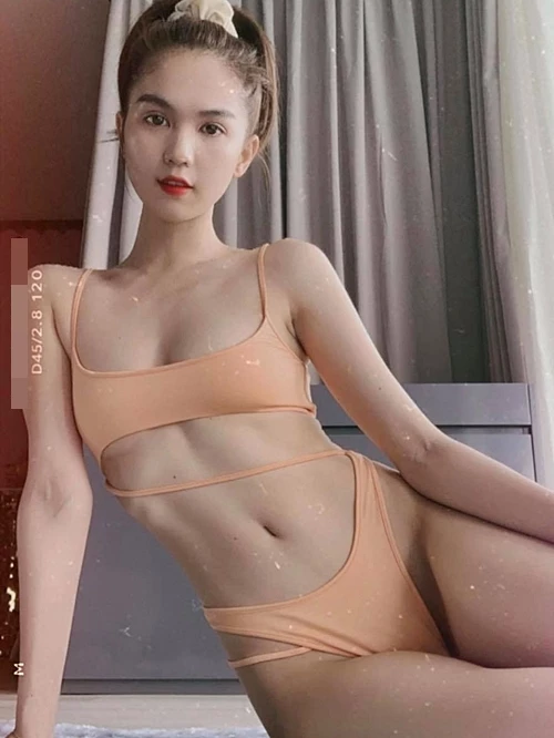 Ngọc Trinh diện bikini khoe dáng trong biệt thự triệu USD ở quận 9, TP HCM. 'Nữ hoàng nội y' cao gần 170 cm, hiện sở hữu hình thể với số đo 84-55-91. Tuy nhiên, cân nặng của cô chỉ 49 kg khiến nhiều khán giả cho rằng cô quá gầy. Thực tế, trong nhiều video hậu trường trước đó, người đẹp lộ hình thể gầy đến trơ xương.