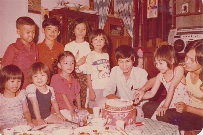 Những năm 1980, tiệc sinh nhật chỉ với bánh kem, một số món ăn cùng sự góp mặt bạn bè cũng trở thành điều hạnh phúc với đứa trẻ như Thanh Thảo. Cô được mẹ (phải) nắm tay cắt bánh mừng tuổi mới.