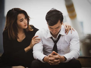 Vừa nhìn thấy tin nhắn từ ngân hàng, chồng trợn mắt nhìn tôi rồi sau đó anh làm điều bất ngờ
