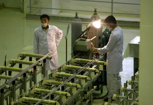 Kỹ thuật viên Iran làm việc tại một cơ sở sản xuất nhiên liệu uranium mới cho một lò phản ứng hạt nhân nước nặng kế hoạch, ngay bên ngoài thành phố Isfahan, 255 dặm (410 km) về phía nam của thủ đô Tehran. (Nguồn: AP)