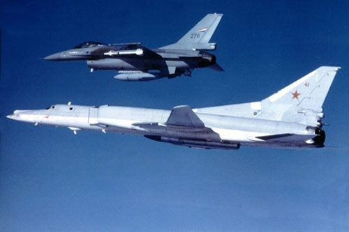 F-16 Th&#x1ED5; Nh&#x129; K&#x1EF3; ch&#x1EB7;n Tu-22M3 ngay s&#xE1;t b&#xE1;n &#x111;&#x1EA3;o Crimea?