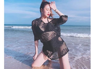 Hoàng Thuỳ Linh hiếm hoi đăng ảnh bikini khoe dáng nuột nà