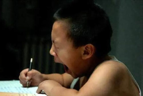 Học sinh 8 tuổi phải làm bài tập về nhà đến tận khuya, khi thấy dòng chữ này trên tờ giấy, người mẹ đã bật khóc