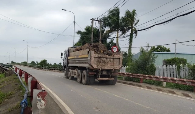  Xe quá tải ngang nhiên tung hoành tại TP.HCM.