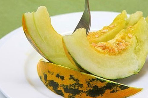 Công dụng tuyệt vời và những điều cần tránh khi ăn dưa bở