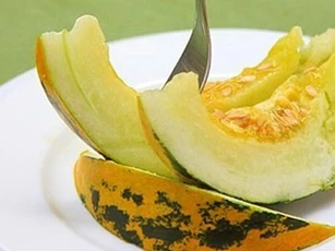 Công dụng tuyệt vời và những điều cần tránh khi ăn dưa bở