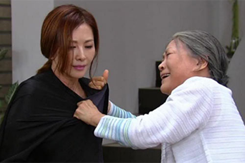 Mẹ chồng bắt quả tang con dâu giấu người tình trong tủ quần áo