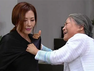 Mẹ chồng bắt quả tang con dâu giấu người tình trong tủ quần áo