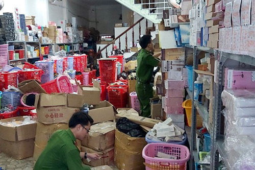 Đà Nẵng: Phát hiện ngôi nhà 3 tầng chứa đầy hàng hoá chưa rõ xuất xứ