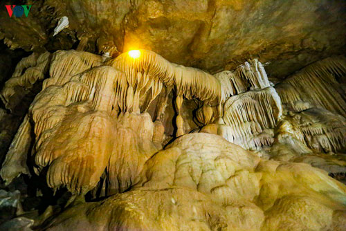 Khám phá vẻ đẹp hang động Chua Ta ở Điện Biên