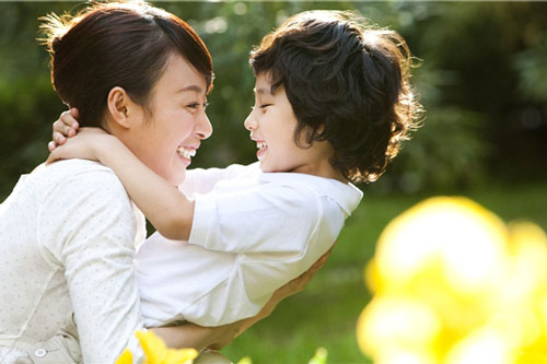 "Đức tính vàng" của mẹ giúp con trở thành người thông minh vượt trội, tiền đồ rực sáng