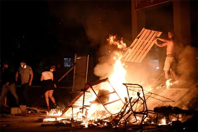 “Biển lửa” bạo động rung chuyển thành phố Mỹ vụ cảnh sát đè cổ người da màu - 13