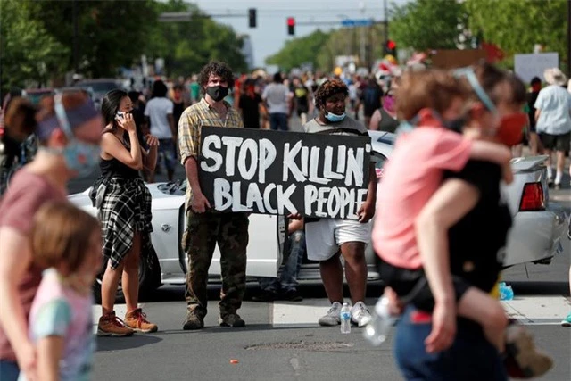 “Biển lửa” bạo động rung chuyển thành phố Mỹ vụ cảnh sát đè cổ người da màu - 17