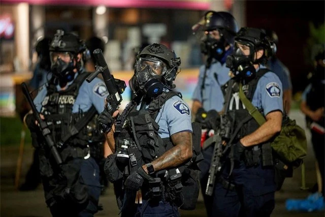 “Biển lửa” bạo động rung chuyển thành phố Mỹ vụ cảnh sát đè cổ người da màu - 4
