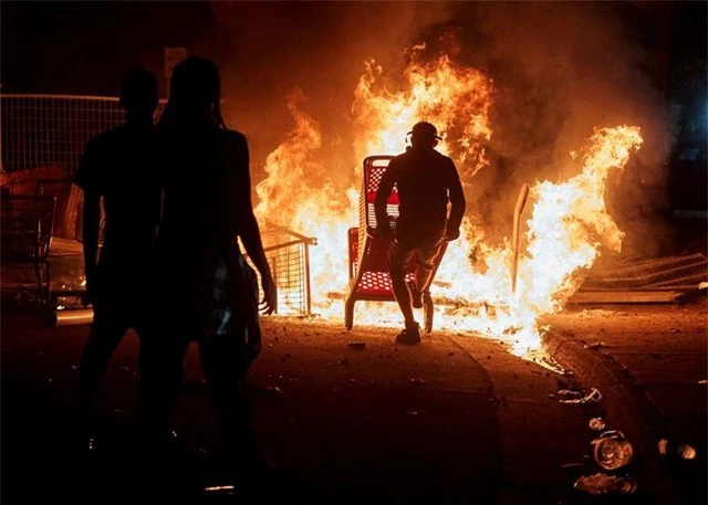 “Biển lửa” bạo động rung chuyển thành phố Mỹ vụ cảnh sát đè cổ người da màu - 8