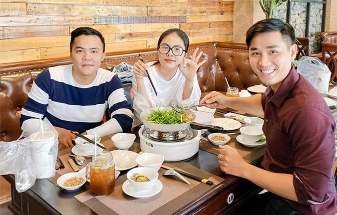 Chàng MC tự chế biến món ăn, phục vụ diễn viên Vân Trang và bạn bè nghệ sĩ tới nhà hàng của anh. Nguyên Khang cho biết anh thích kinh doanh và muốn có thêm thu nhập phục vụ các dự án nghệ thuật nên đã đầu tư 4 tỷ đồng mở nhà hàng này.