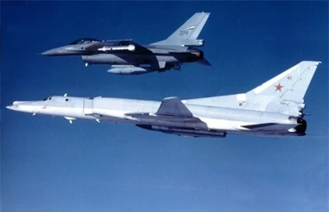 F-16 Tho Nhi Ky chan Tu-22M3 ngay sat ban dao Crimea?
