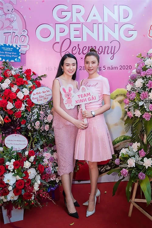 Hạnh Sino mặc váy hồng đến chúc mừng Hương Baby lên chức bà chủ. Hai người đẹp là bạn thân nhiều năm nay và từng hoạt động chung trong một nhóm nhạc.
