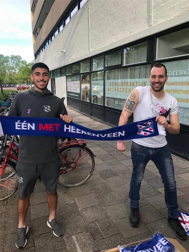 Văn Hậu rạng rỡ bên cạnh các cổ động viên Heerenveen - 10