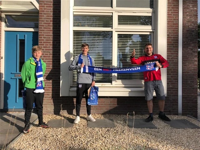 Văn Hậu rạng rỡ bên cạnh các cổ động viên Heerenveen - 8