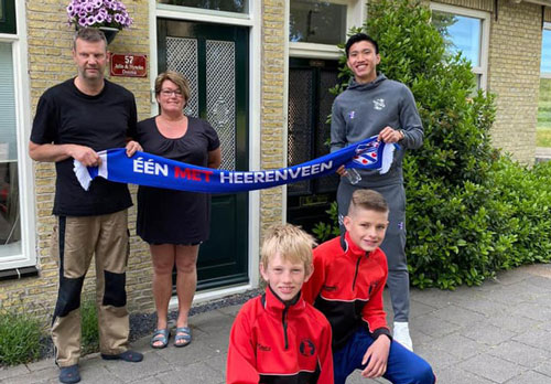 Văn Hậu rạng rỡ bên cạnh các cổ động viên Heerenveen