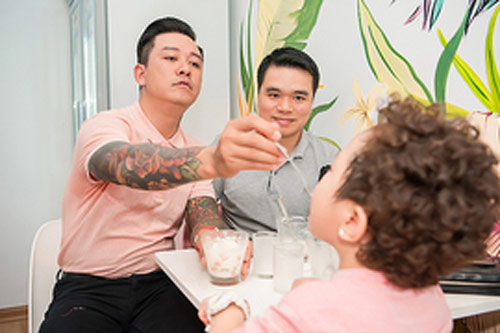 Tuấn Hưng trông con cho vợ tiếp khách