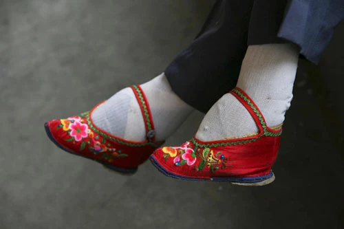 Tục bó chân ở Trung Quốc.