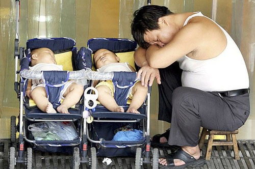 Đưa con trai sinh đôi đi xét nghiệm ADN, người đàn ông "sốc nặng" khi phát hiện 1 đứa trẻ không phải con mình