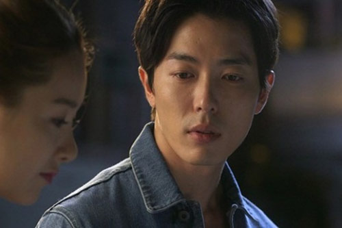 Đứng ngoài khách sạn để bắt quả tang vợ ngoại tình, không ngờ lúc cô ấy bước ra khiến tôi "sốc" nặng hơn