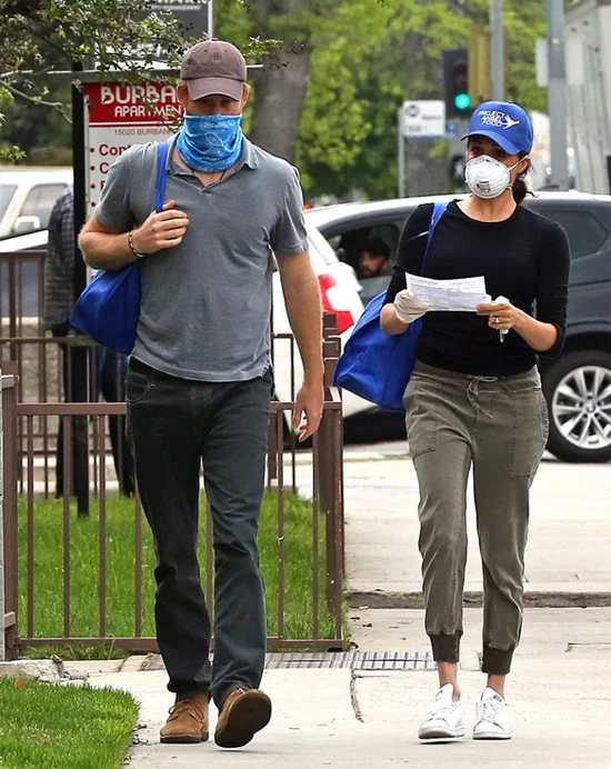 Harry, Meghan đi phát đồ ăn từ thiện hồi giữa tháng 4 ở Los Angeles. Ảnh: Mega.