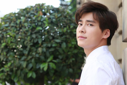 Hình mẫu bạn gái lý tưởng của dàn nam thần Hoa Ngữ: Dương Dương đổi gu hàng năm, Lý Dịch Phong ngày càng khắt khe 