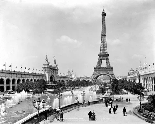Paris có một lịch sử lâu đời, gắn liền với lịch sử Pháp và cả châu Âu. Thành phố này lần đầu tiên được đặt bên bờ sông Seine, và sau đó được mở rộng để trở thành thủ đô của Pháp vào khoảng năm 980 sau Công nguyên.