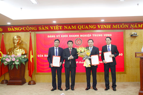 Đảng ủy Khối Doanh nghiệp Trung ương công bố và trao Quyết định của Ban Thường vụ về công tác cán bộ