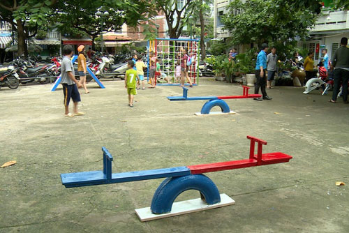 Chung cư Hà Nội mọc như "nấm", chỗ chơi cho trẻ thành thứ đồ "xa xỉ"