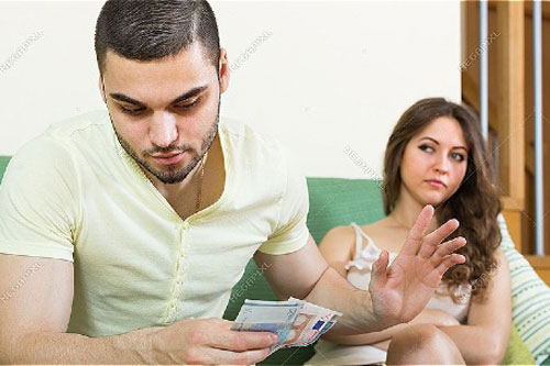 Chồng quá rạch ròi tiền nong với vợ