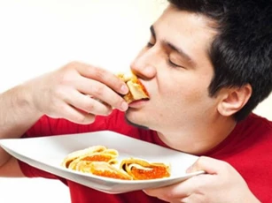 Thói quen khi ăn dễ khiến bạn béo phì, thừa cân gây hại sức khỏe