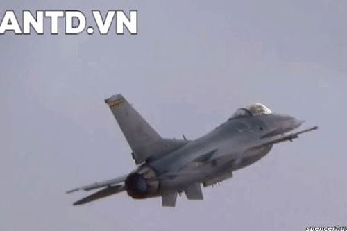 F-16 Th&#x1ED5; Nh&#x129; K&#x1EF3; lao v&#x1ECD;t l&#xEA;n kh&#xF4;ng trung, ch&#x1EB7;n &quot;s&#xE1;t th&#x1EE7; di&#x1EC7;t h&#x1EA1;m&quot; Tu-22M3 Nga