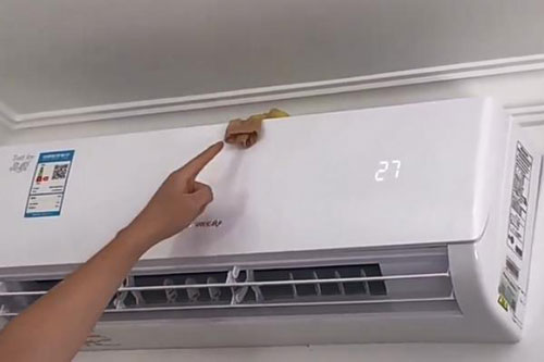 Đặt chiếc tất lên điều hòa - hành động khiến nhiều người thắc mắc này lại là "mẹo nhỏ nhưng có võ" trong những ngày nắng nóng