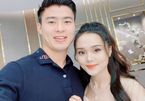 Kiếm gần 2 tỷ một tháng, bà xã Duy Mạnh vung tay sắm thêm loạt hàng hiệu đắt đỏ