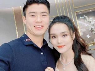 Kiếm gần 2 tỷ một tháng, bà xã Duy Mạnh vung tay sắm thêm loạt hàng hiệu đắt đỏ
