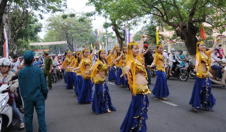 Lễ hội đường phố trong mỗi kỳ Festival luôn thu hút đông đảo người dân và du khách. 